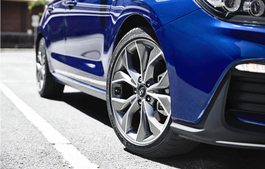 Side View of 18-inch Alloys on Blue Hyundai i30