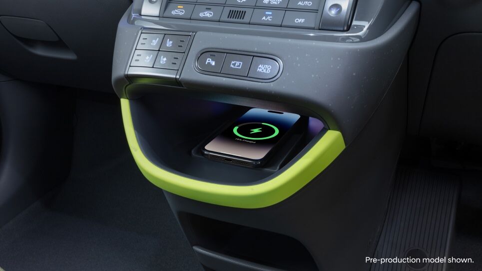 INSTER_Cross_Interior_Hotspots_Wireless_phone_charge_965x542_03.jpg