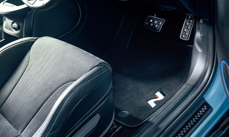 HYUNDAI_ACCESSORIES_IONIQ5N_NE_Tailored_N_Carpet_Floor_Mats_Logo_Close_Up_800x480.jpg