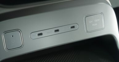 IONIQ9_Tech_Interior_charging_ports_PopUp_386x200_04.jpg