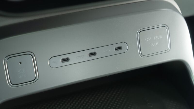 IONIQ9_Tech_Interior_charging_ports_PopUp_800x450_04.jpg