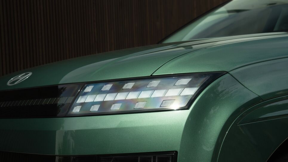 IONIQ9_Exterior_Parametric_Pixel_Headlamps_PopUp_965x542_01.jpg