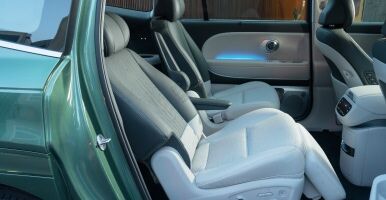 IONIQ9_Captain_Chairs_Interior_PopUp_386x200_02.jpg