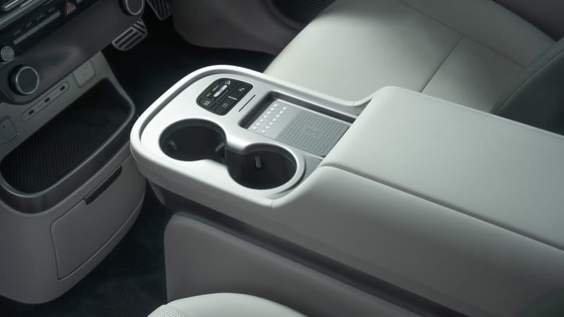 IONIQ9_Interior_Sliding_Centre_Console_PopUp_800x450_05.jpg