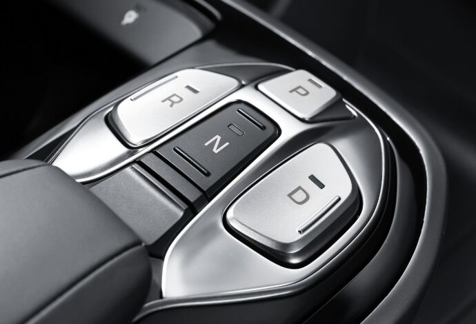 Hyundai_IONIQ_EV_Gear_shift_690x470.jpg