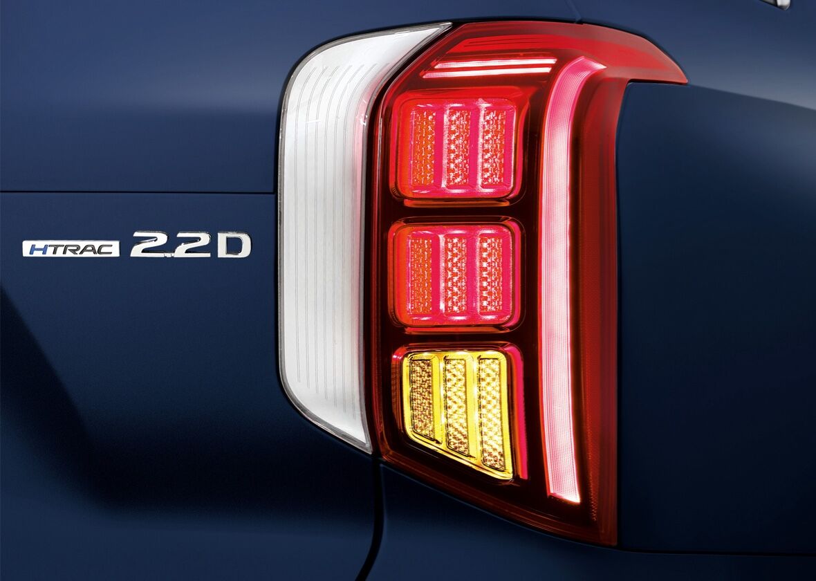 ExteriorMosaicGrid_RearTailights_590x420_2x.jpg
