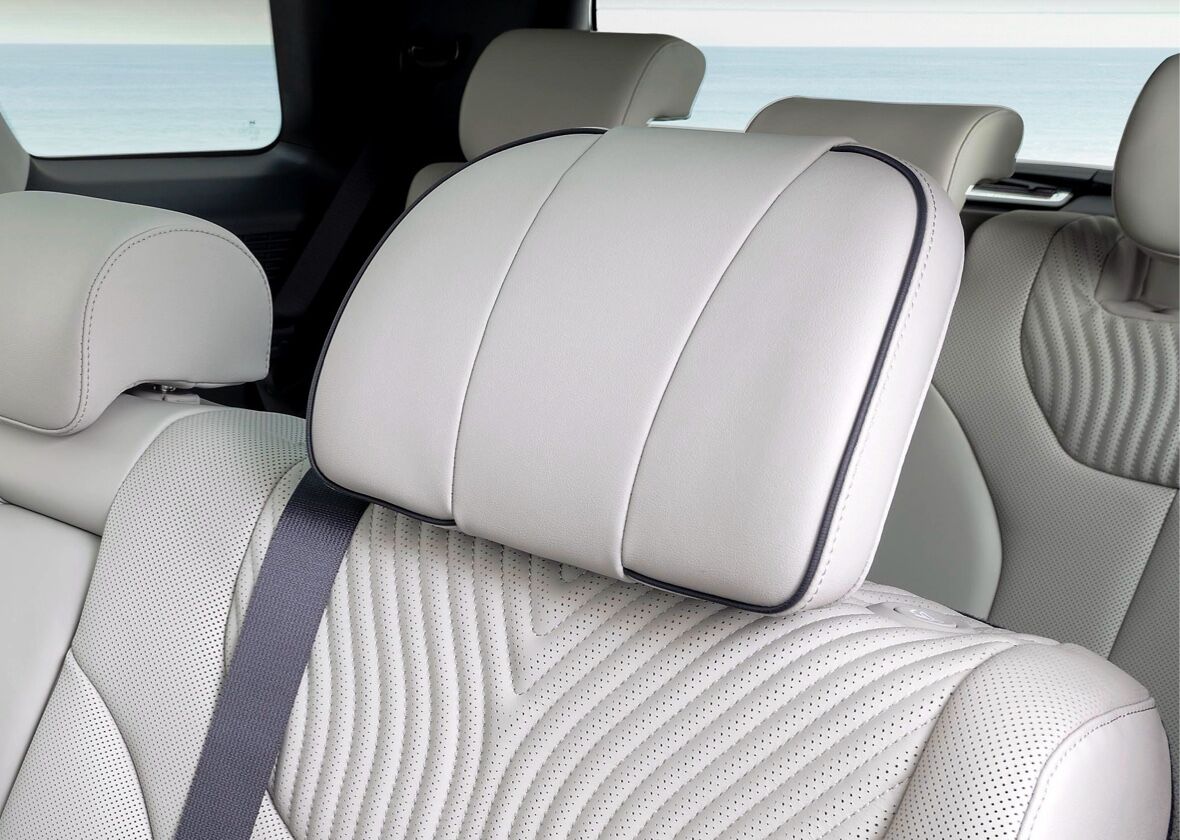 InteriorMosaicGrid_2ndRowHeadrests_590x420_2x.jpg