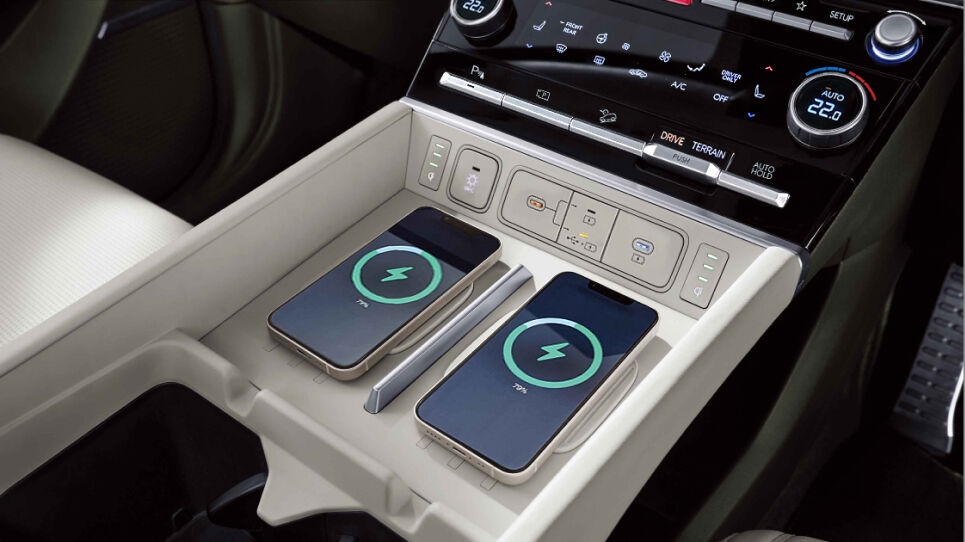 SantaFe_Hybrid_Dual_wireless_charging_pad._965x542_02.jpg