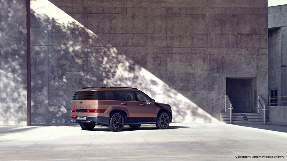 Hyundai_Santafe_ICE_2025_Exterior_Hotspot_Distinct_tailgate_965x542-1.jpg