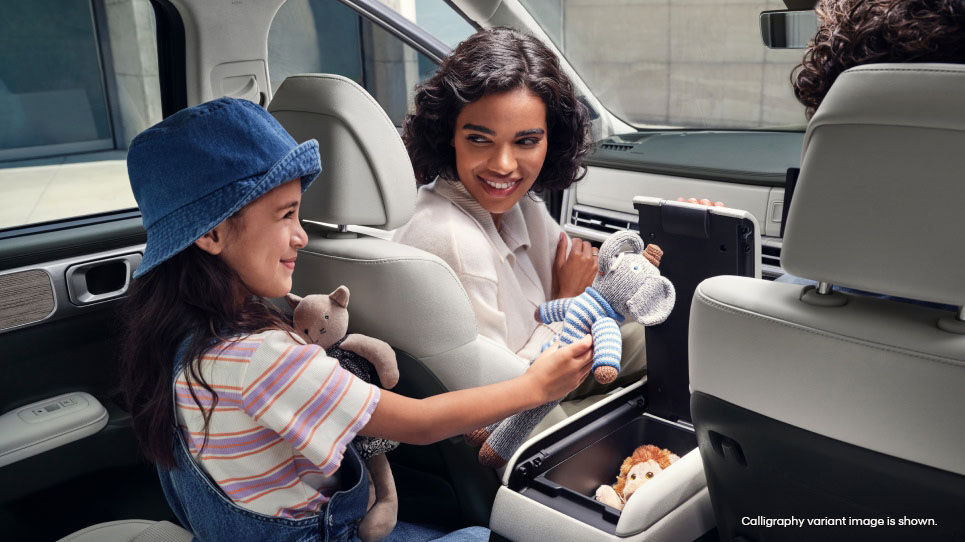 Hyundai_Santafe_ICE_2025_Interior_Hotspot_Center_Console_965x542_02_new.jpg
