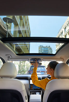 Hyundai_Tucson_Interior-masonry_Panoramic-glass-sunroof_285x420.jpg