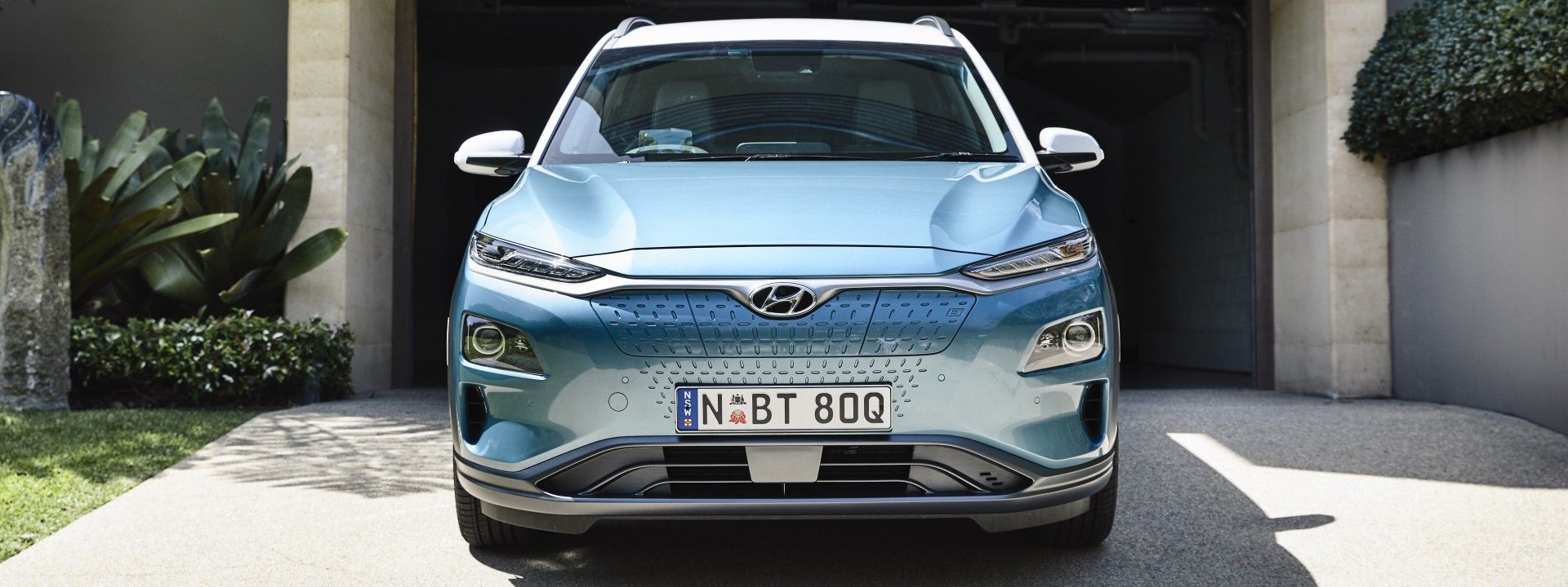 Hyundai_kona_driveway_1920x720.jpg