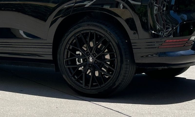Hyundai_Accessories_ELEXIO_20inch_BUSAN_blackrims_800x480.jpg
