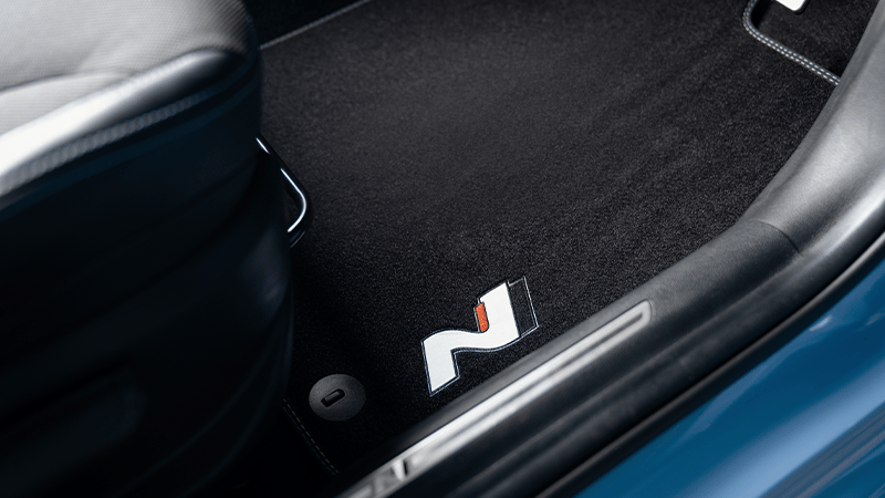 HYUNDAI_ACCESSORIES_N_i20_Tailored_CarpetMats_DoubleBlueStitch_09-800x450px.png