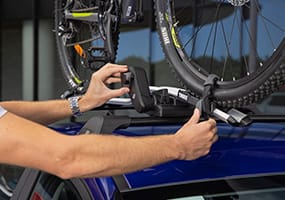 Hyundai_Accessories_i30-Sedan_CN7_bike-carrier-wheel-on-02_285x200.jpg