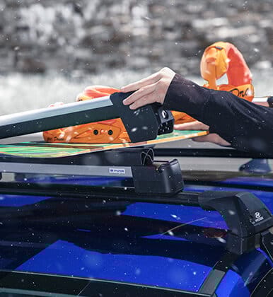 Hyundai_Accessories_i30-Sedan_CN7_ski-snowboard-carrier-02_386x420.jpg