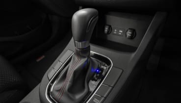 Hyundai_i30_accessories_gear_shift_and_gear_boot_red_stitch_369x210.jpg