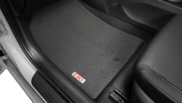 Hyundai_i30_accessories_tailored_carpet_floor_mats_red_stitch_and_red_badge_369x210.jpg