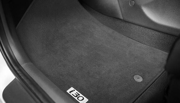 i30_accessories_PDi30-tailored-carpet-floor-mat_748x430.jpg