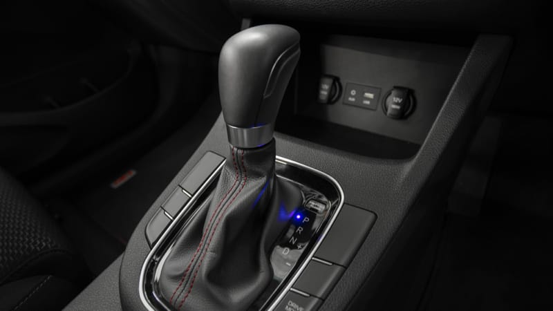 Hyundai_i30_Accessories_Gear_shift_and_gear_boot_red_stitch_800x450.jpg