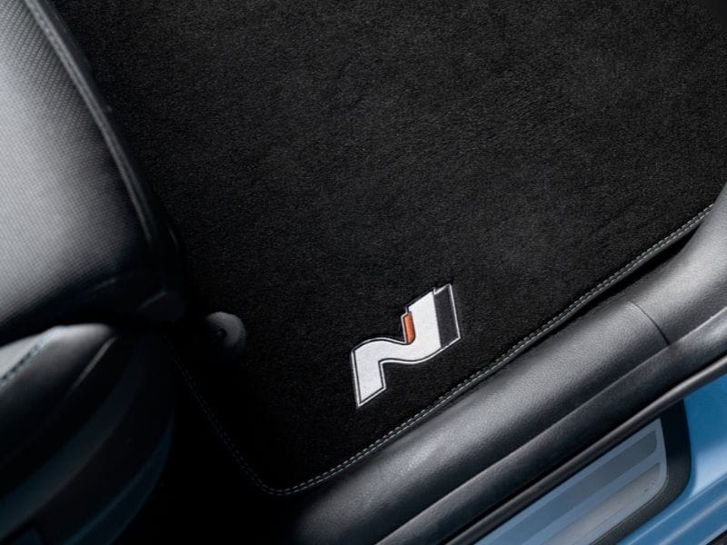 HYUNDAI_ACCESSORIES_N_i30_Tailored_Carpret_Floornats_BlueStitch_19-800x600