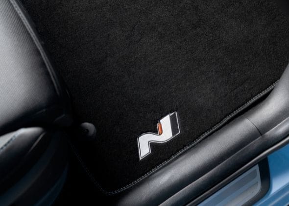 HYUNDAI_ACCESSORIES_N_i30_Tailored_Carpret_Floornats_BlueStitch_19_590x420