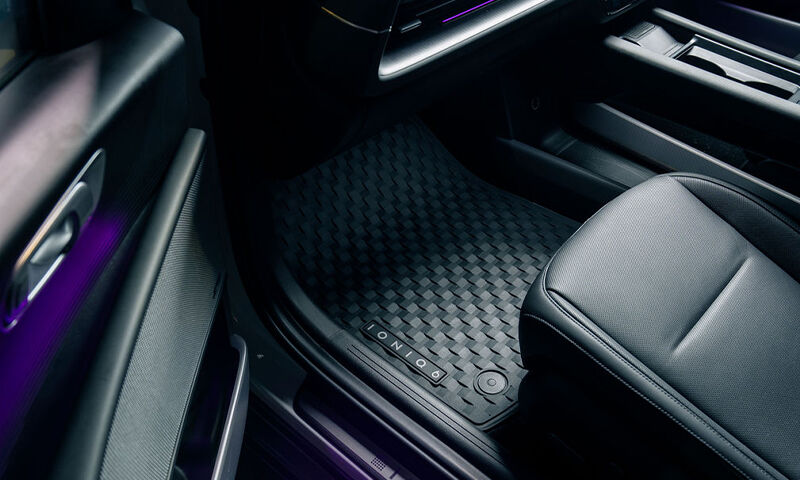 IONIQ_06_Acc_003-rubber_floor_mat.jpg