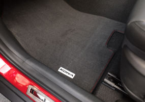 Hyundai_Accessories_Kona_carpet-floor-mats-red-1_285x200.jpg