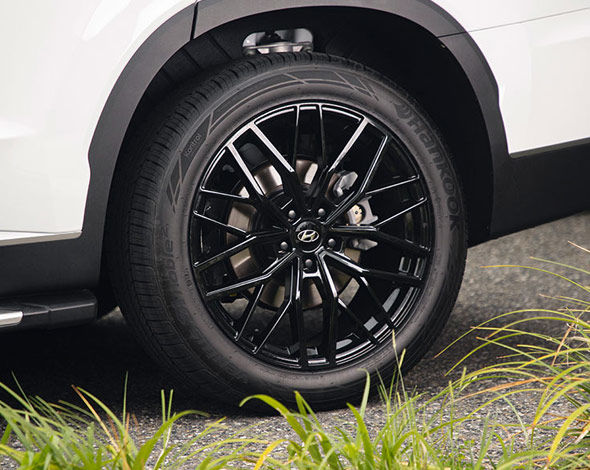 HyundaiAccessories_Palisade_LX2_20-inch-busan-alloy-wheels-02_590x470.jpg