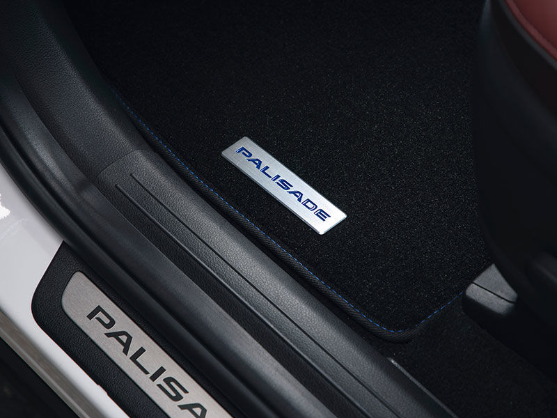 HyundaiAccessories_Palisade_LX2_carpet-mats-blue-stitching_800x600.jpg