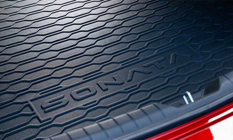 HYUNDAI_ACCESSORIES_SONATA_Cargo_Liner_Tray_CloseUP_800x480.jpg