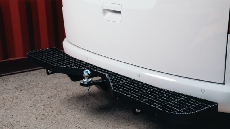 Hyundai_Accessories_STARIA-LOAD_StariaLoad-RearTechnicianStep1_800x450.jpg