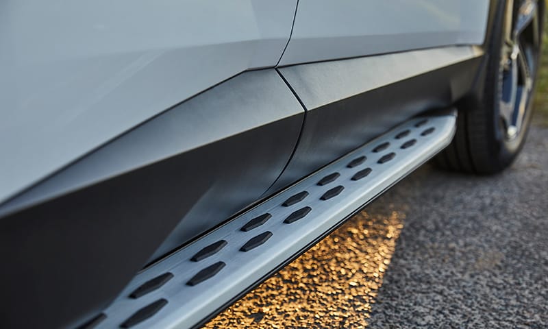 Hyundai_Accessories_Tucson_NX4_Integrated_Side_Steps_800x480.jpg