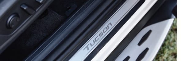 Hyundai_Tucson_NX4_Accessories_Scuff-Plates_590x200.jpg