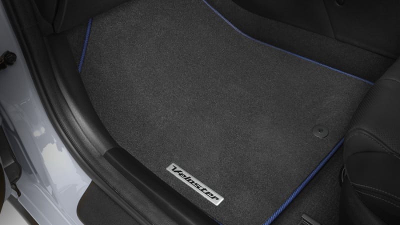 Hyundai_Veloster_Accessories_Floormats_blue_800x450.jpg