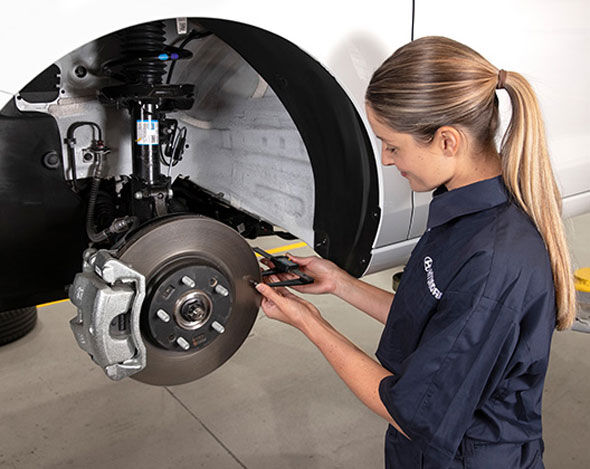 Hyundai-Dealer-Servicing-Workshop-00014_590x470.jpg