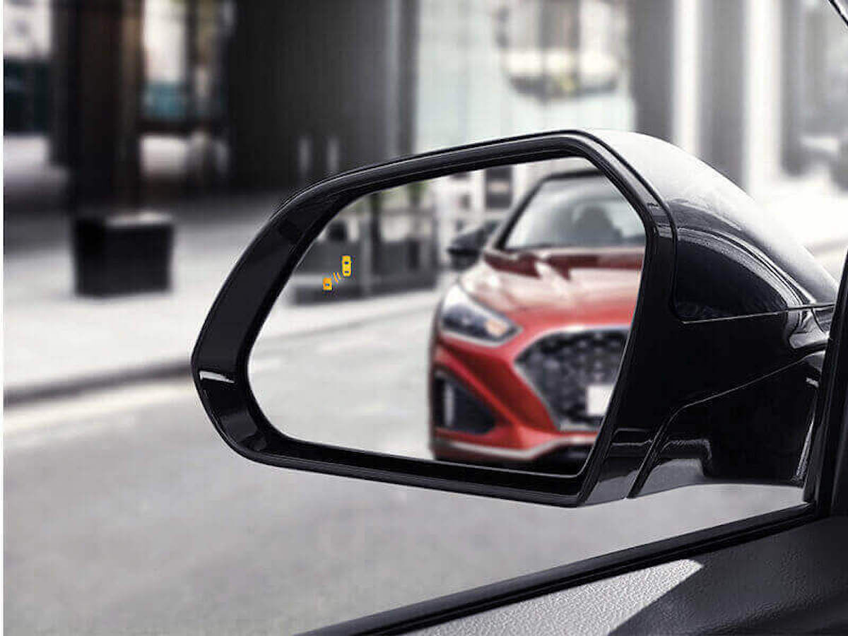 hyundai_5_safety_features_mirror