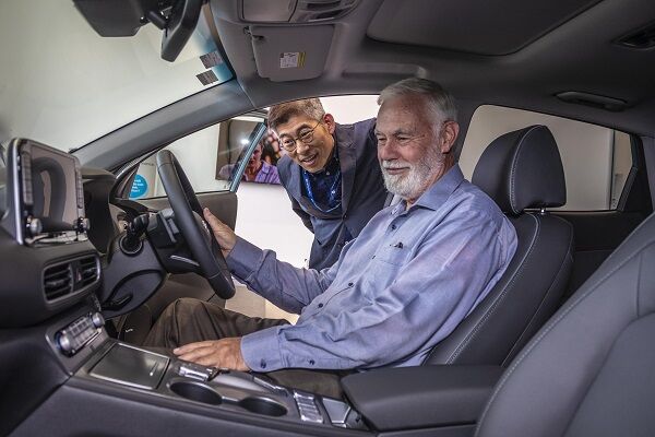 hyundai_new_kona_electric_man_drive