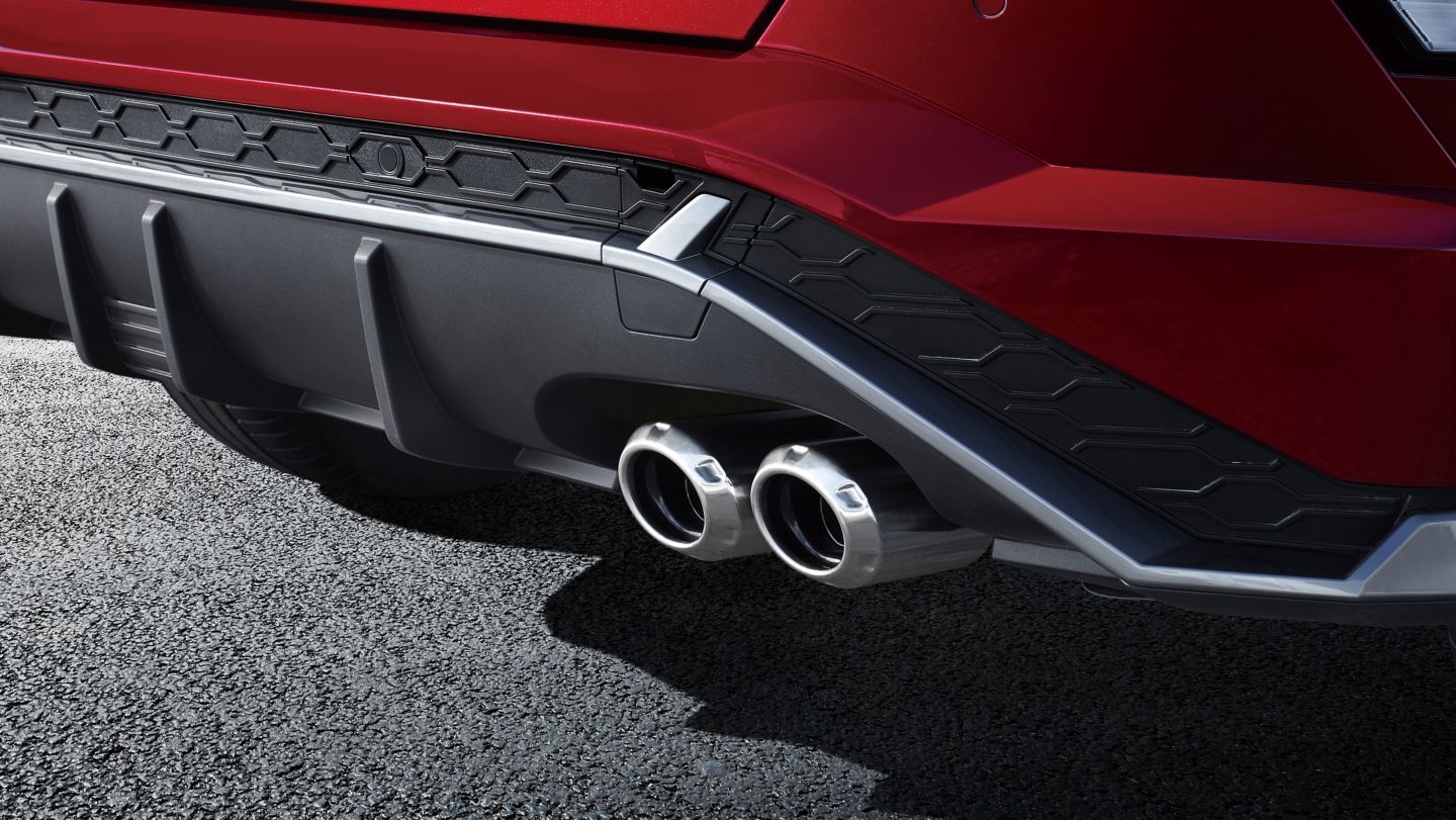 Tubo de escape doble cromado.