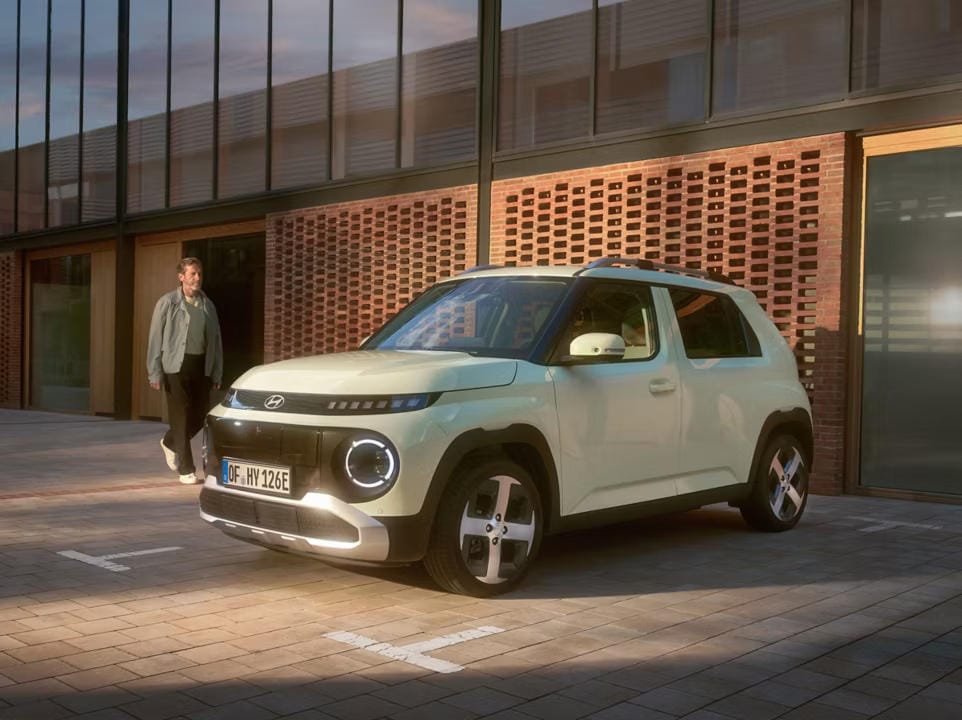 Una mujer y un hombre en el nuevo coche eléctrico compacto Hyundai INSTER.