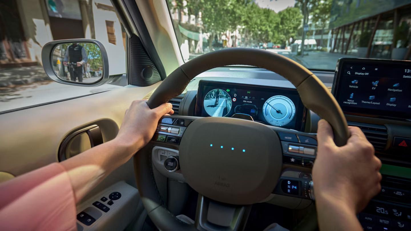 Representación visual del ángulo muerto del nuevo coche eléctrico compacto Hyundai INSTER.