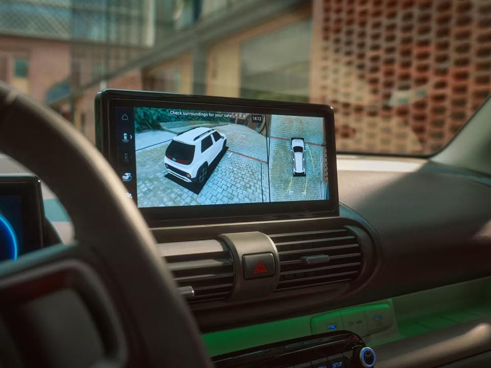 Primer plano del monitor de visión envolvente del nuevo coche eléctrico compacto Hyundai INSTER.