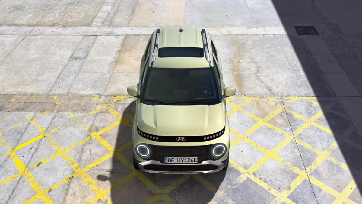 Vista superior delantera del nuevo coche eléctrico compacto Hyundai INSTER.