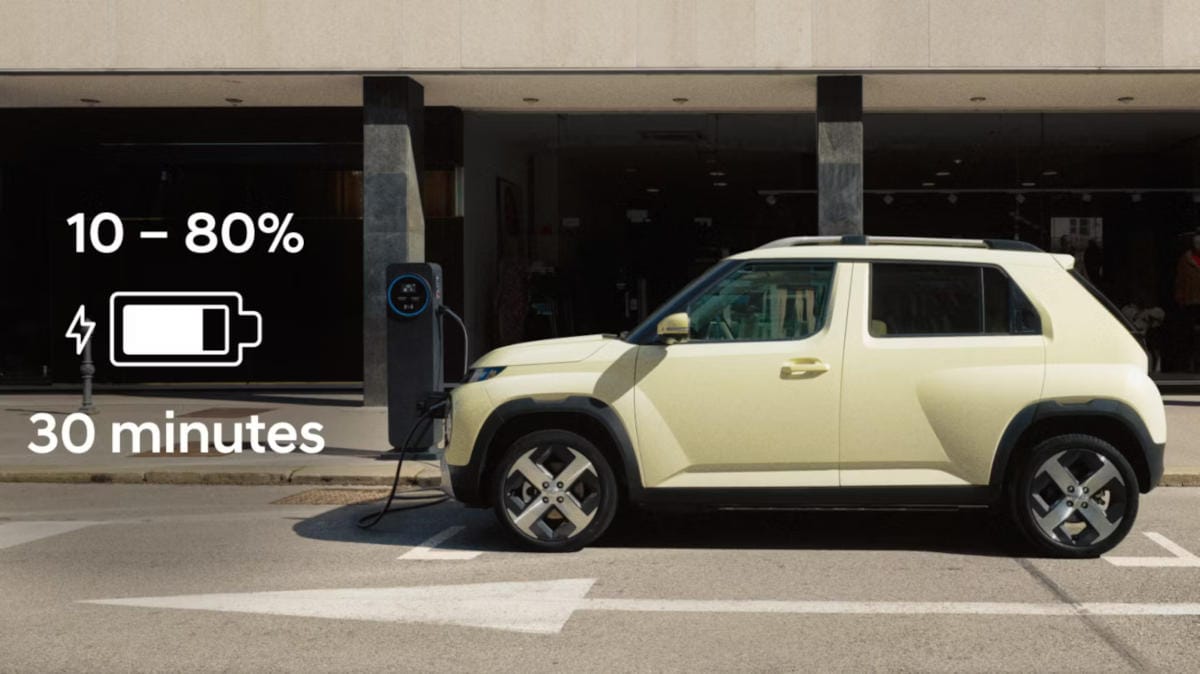 El nuevo coche eléctrico compacto Hyundai INSTER se carga en una estación, resaltando una batería del 10-80% en 30 minutos.