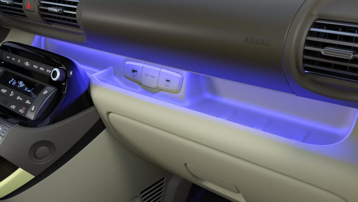 Detalle de la iluminación ambiental de 64 colores del nuevo Hyundai INSTER.
