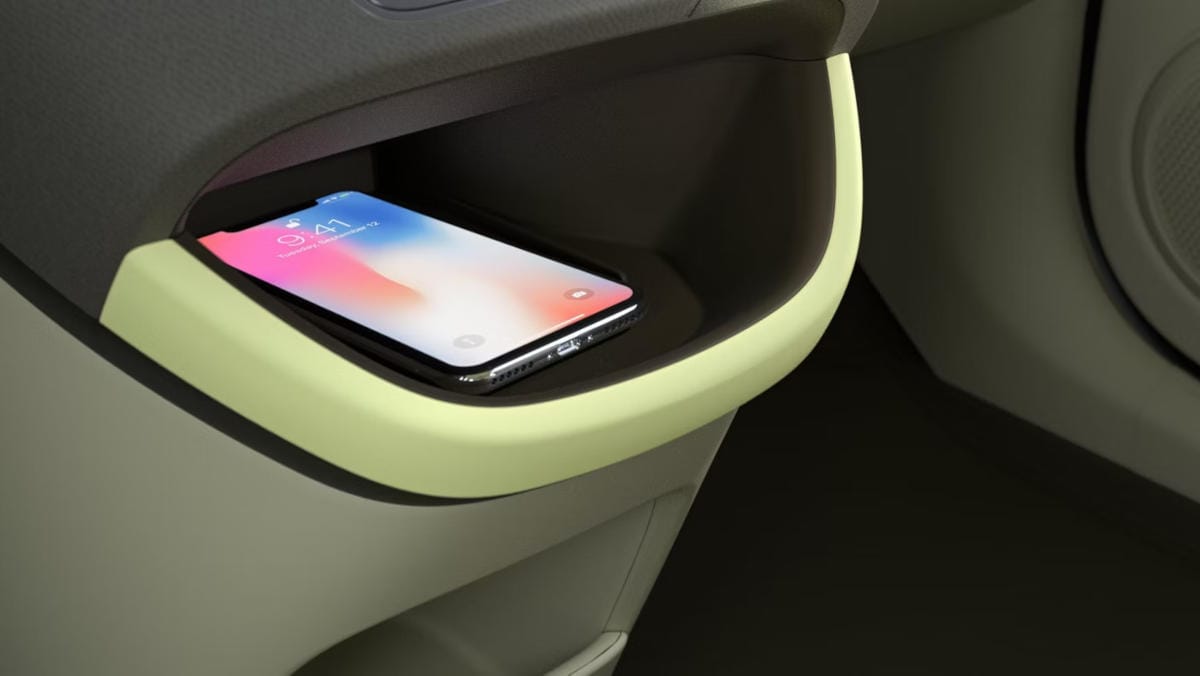 Primer plano del puerto de carga inalámbrica del nuevo coche eléctrico compacto Hyundai INSTER.