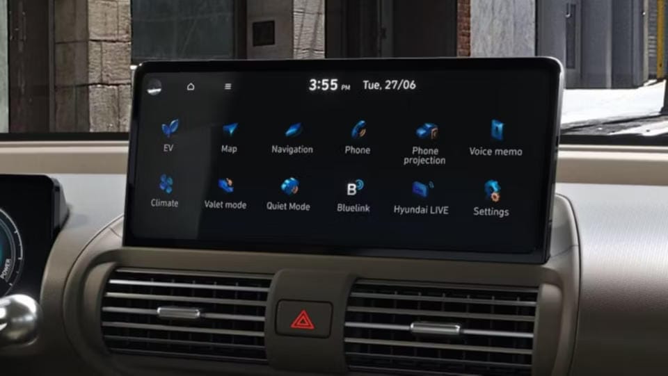 Detalle de la pantalla táctil central con suscripciones Bluelink del nuevo Hyundai INSTER. 