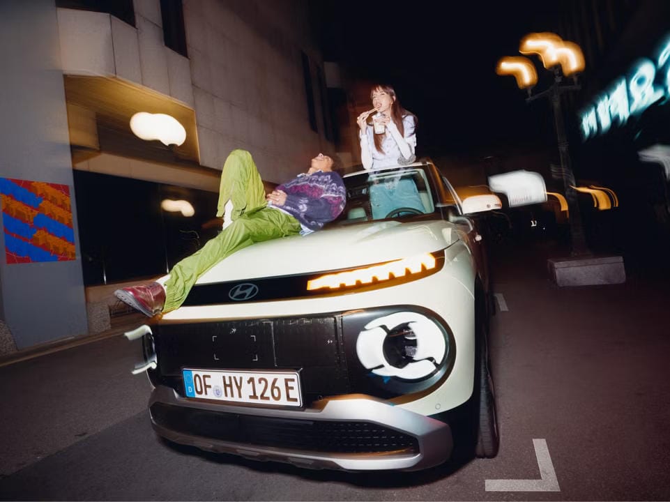 Una mujer y un hombre en el nuevo coche eléctrico compacto Hyundai INSTER.