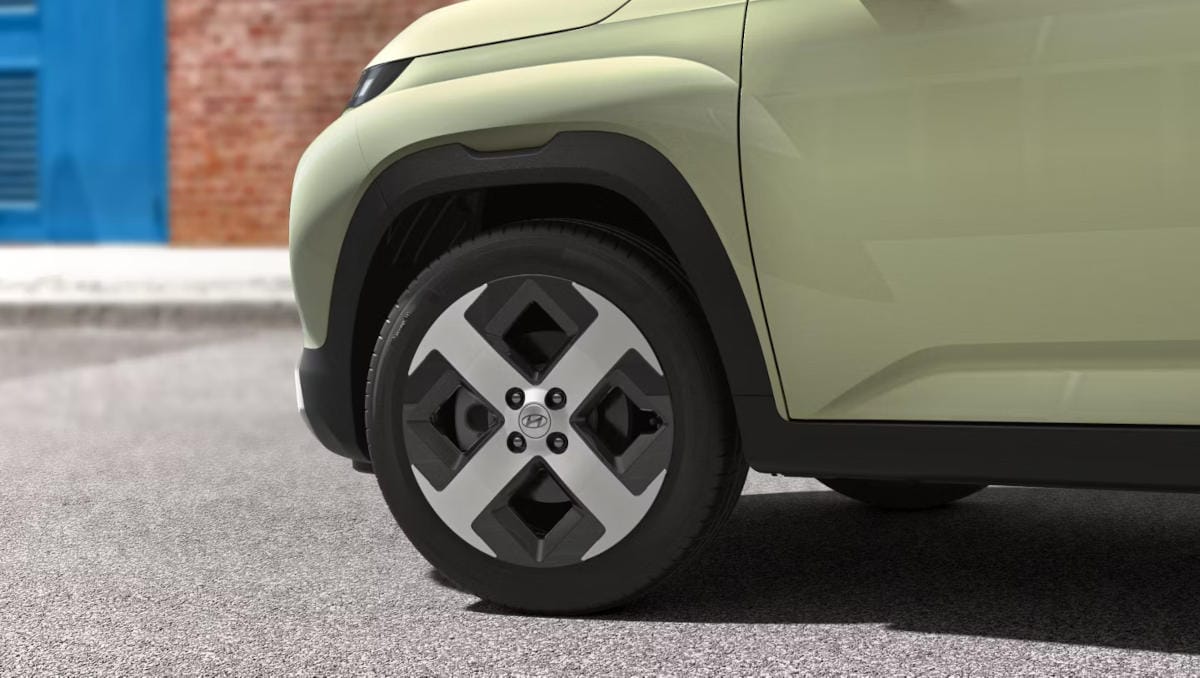 Detalle de las elegantes llantas de aleación de 17” del nuevo Hyundai INSTER.