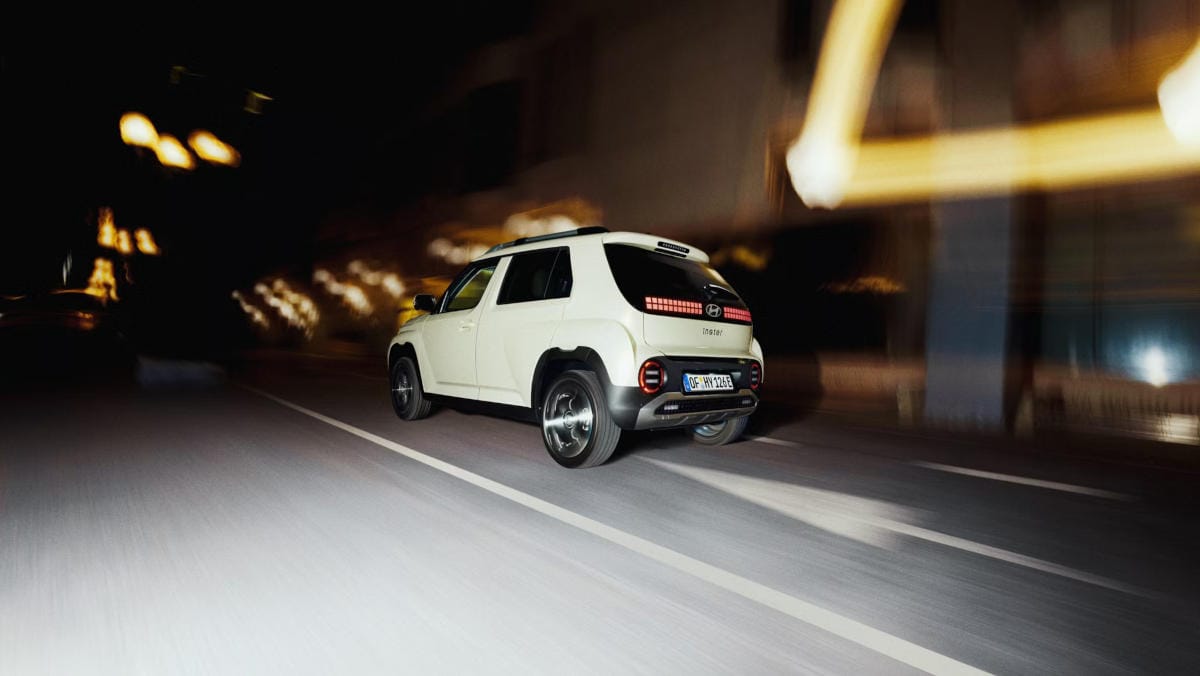 Hyundai INSTER en una carretera de Canarias